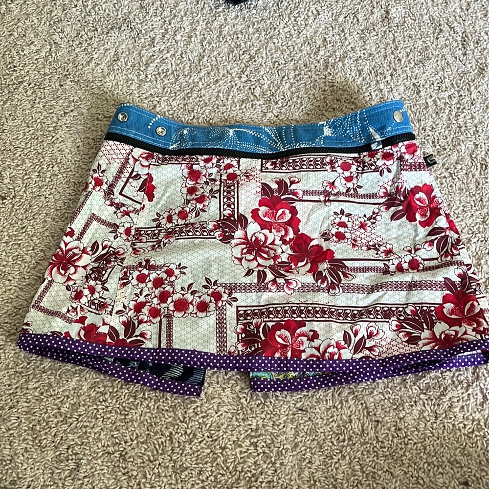 Reverseable skirt many patterns